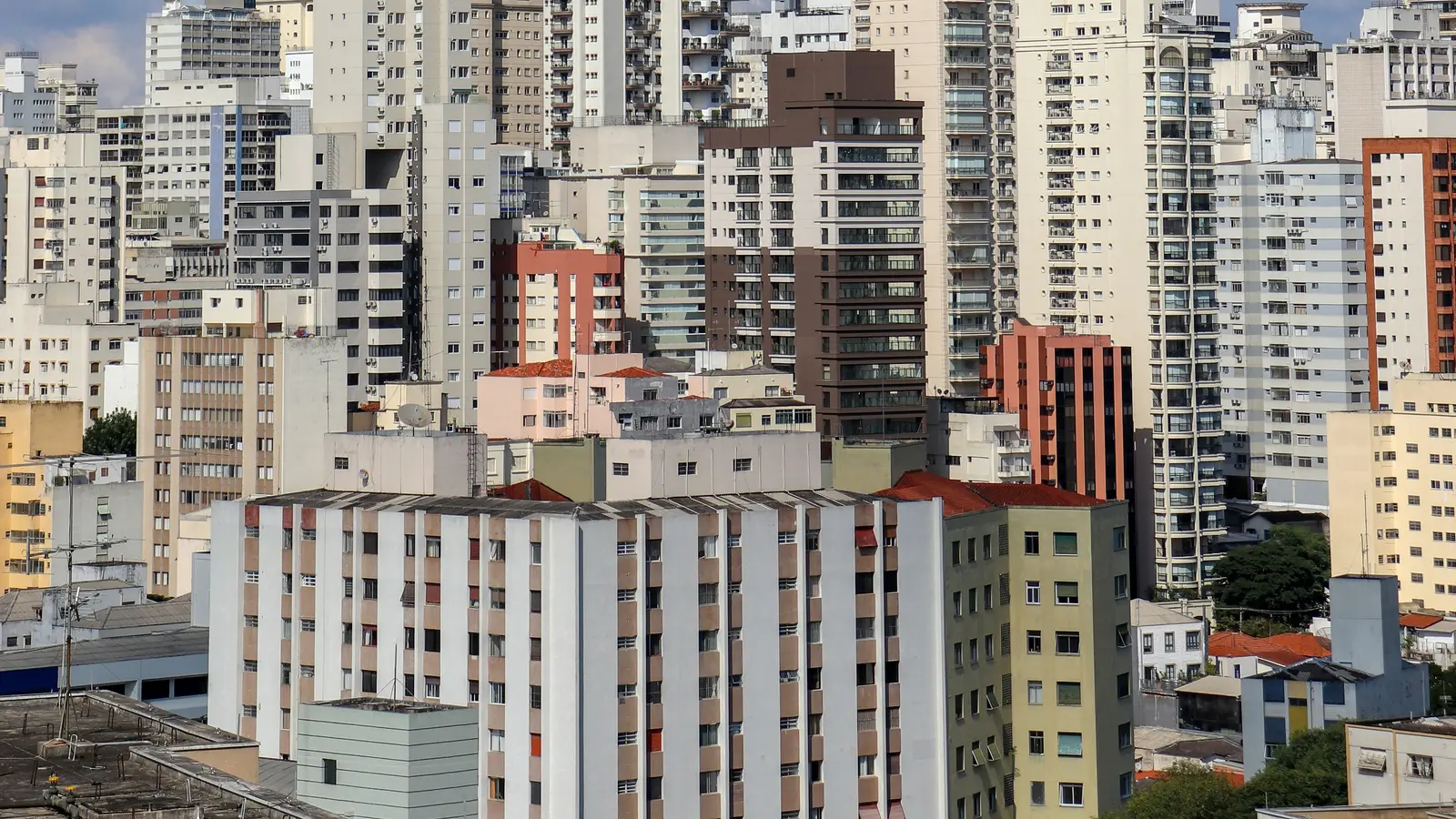 Prédios de São Paulo sob céu aberto, em preto e branco