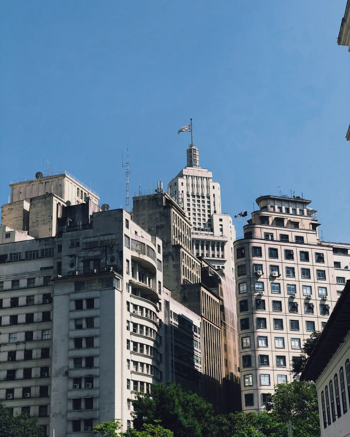 Edifícios do centro de São Paulo contra o céu, com o edifício Altino Arantes ao fundo