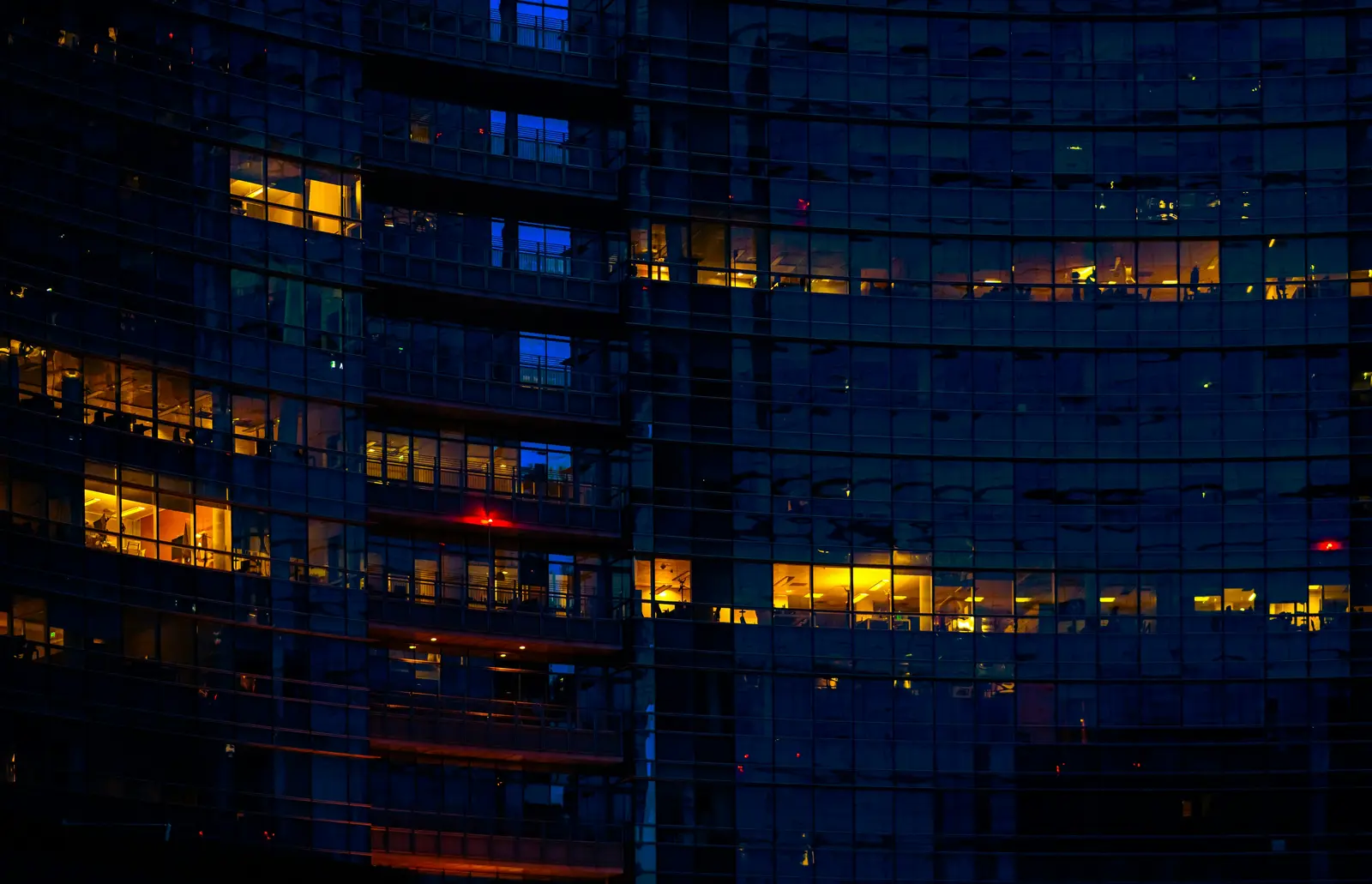 Janelas iluminadas de um escritório corporativo à noite