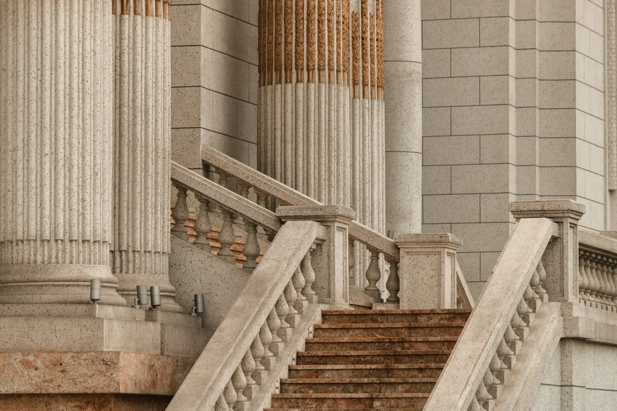 Escadaria de pedra entre colunas clássicas de um edifício público