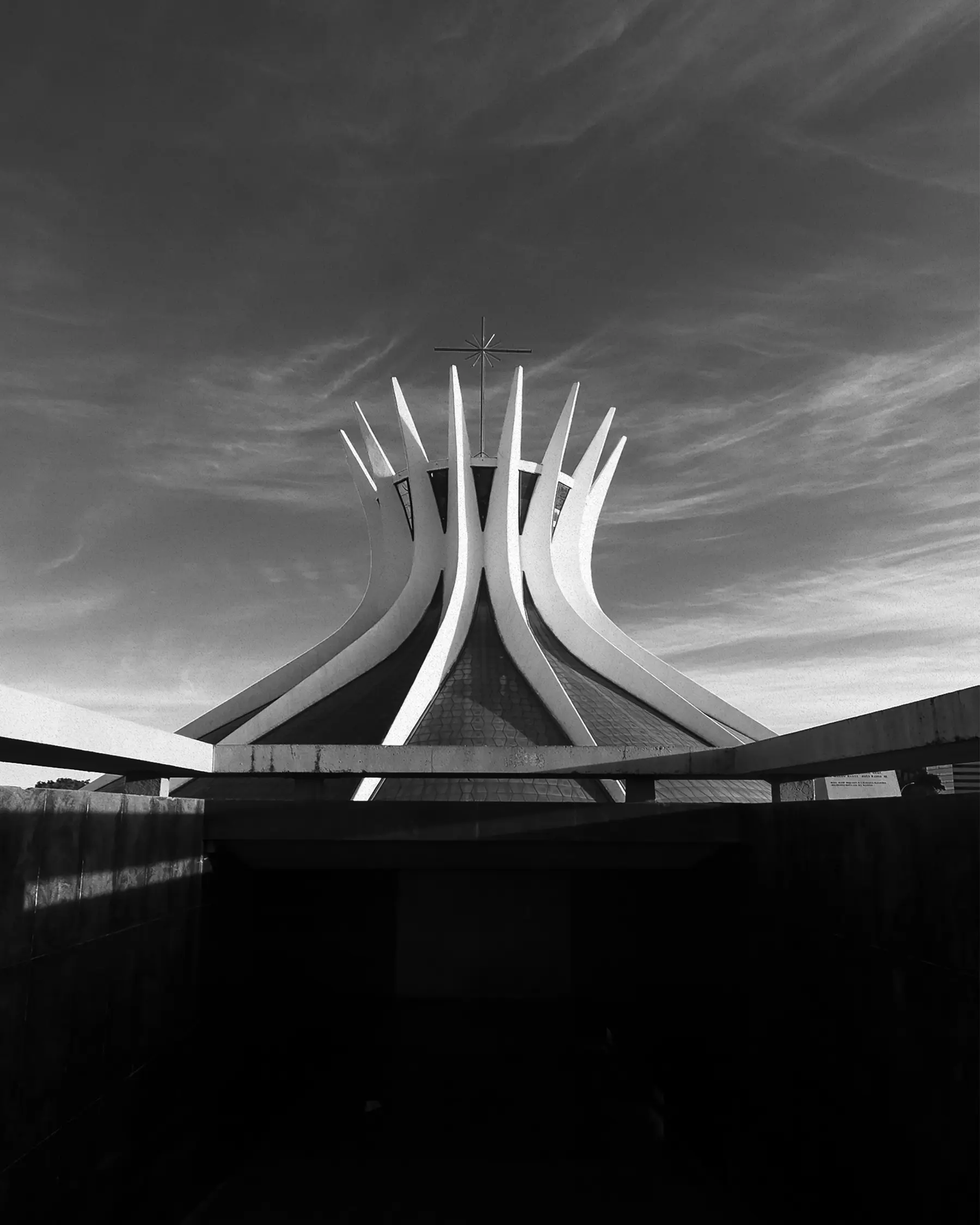 Catedral de Brasília contra o céu, em preto e branco