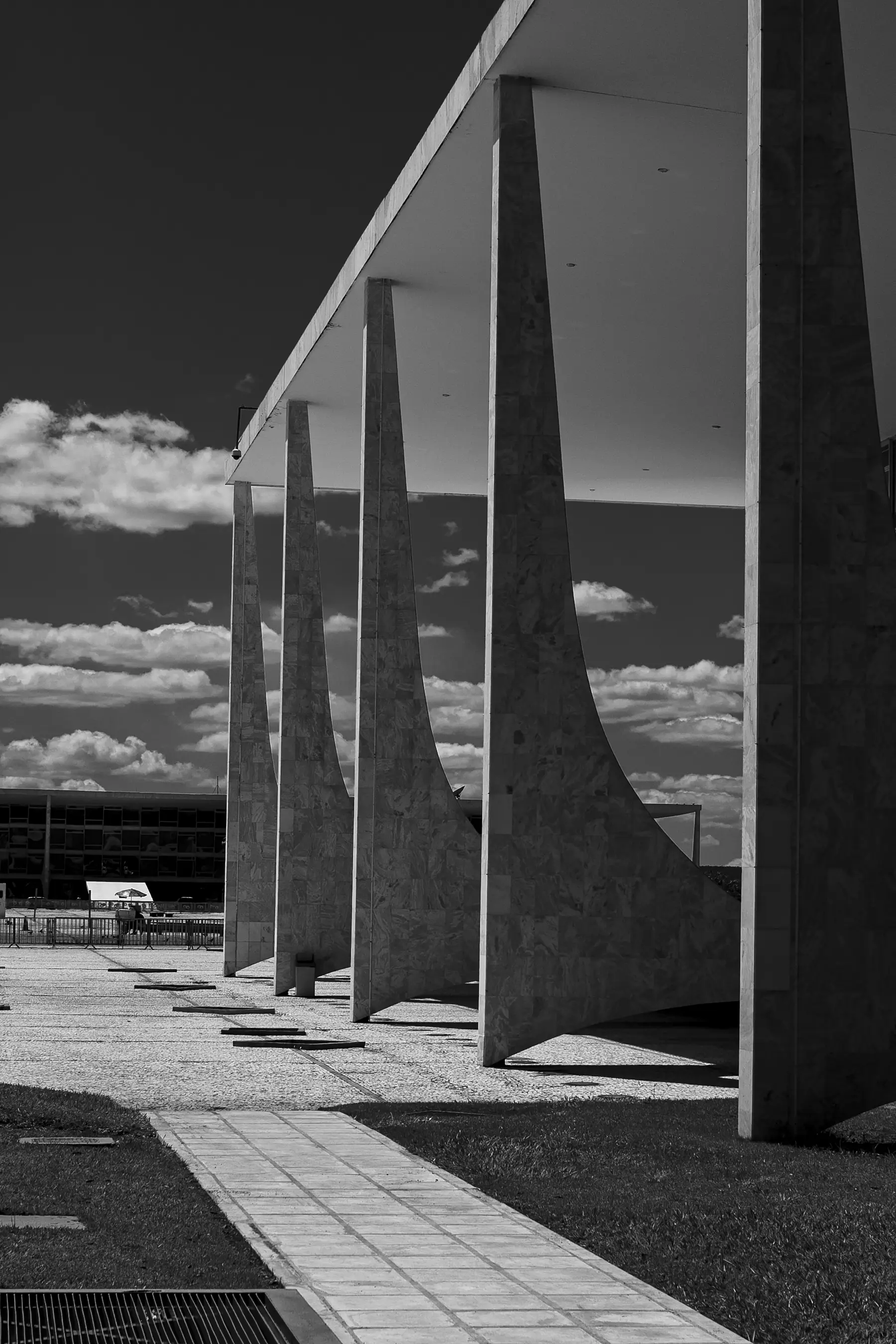 Colunas do Palácio da Alvorada, em Brasília, em preto e branco