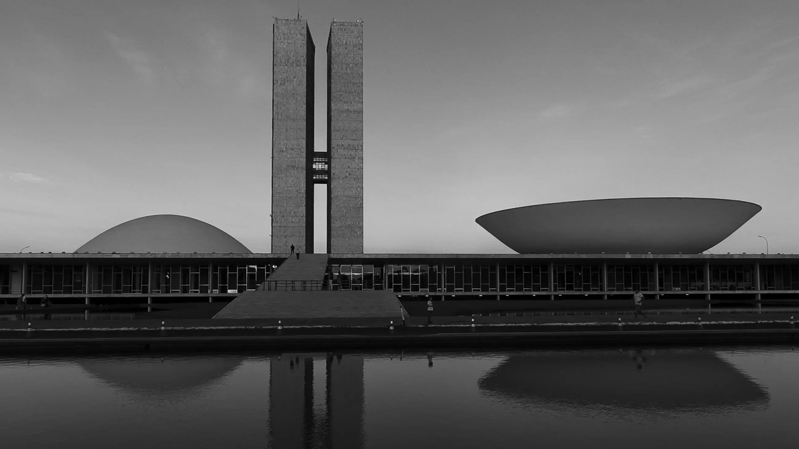 Congresso Nacional em Brasília, em preto e branco, refletido no espelho d’água