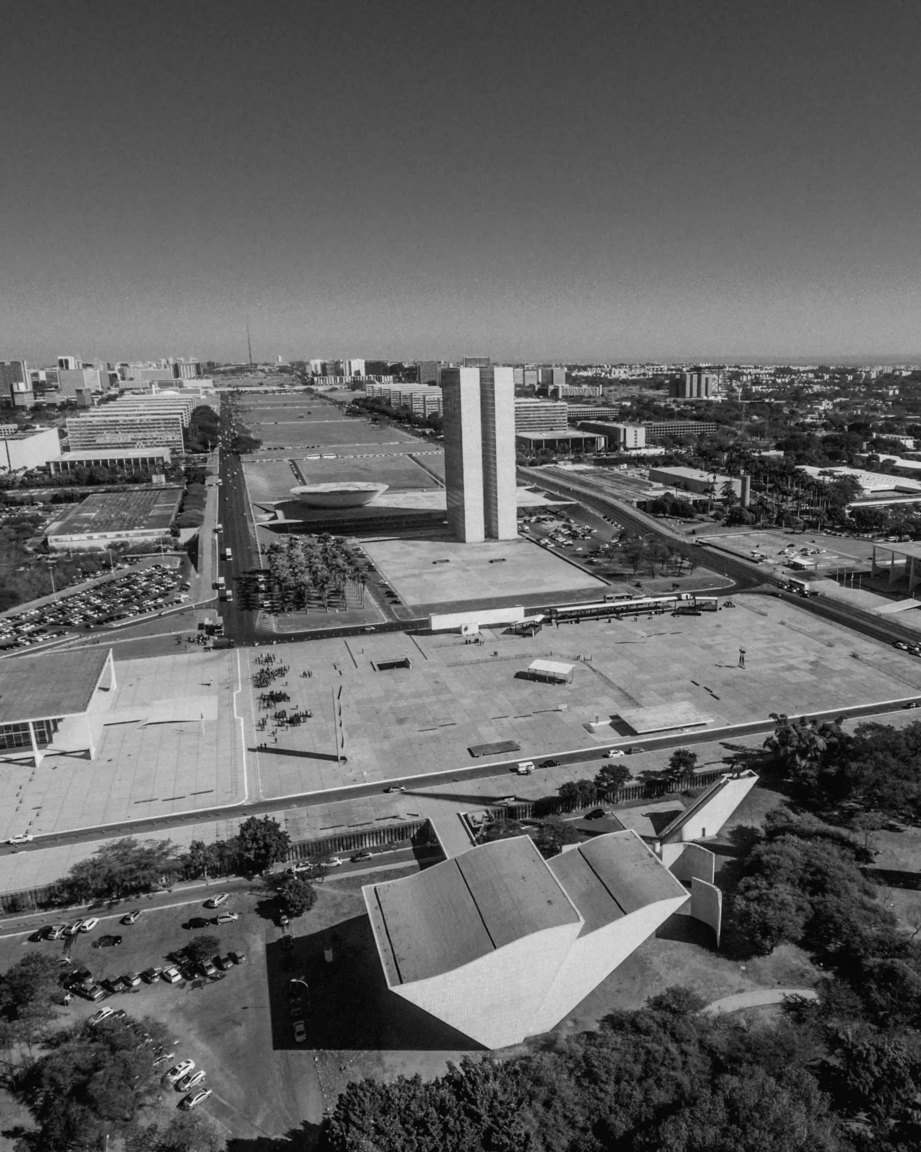 Vista aérea da Esplanada dos Ministérios, em Brasília, em preto e branco