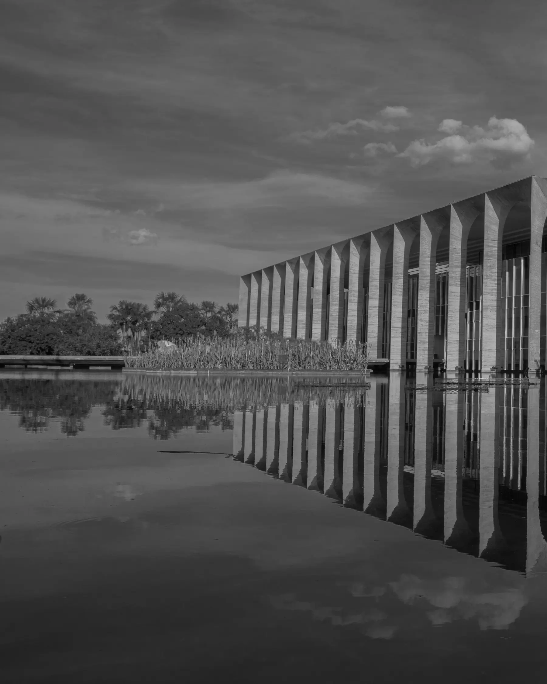 Arcos do Palácio do Itamaraty refletidos no espelho d’água, em preto e branco